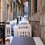 Lav Hostel & Cafe