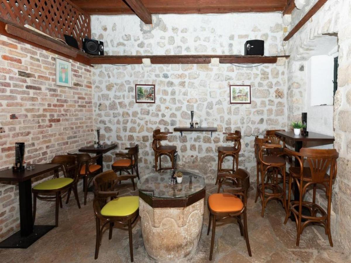 Lav & Cafe Hostel *