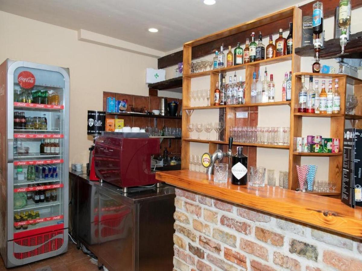 Hostel Lav & Cafe *