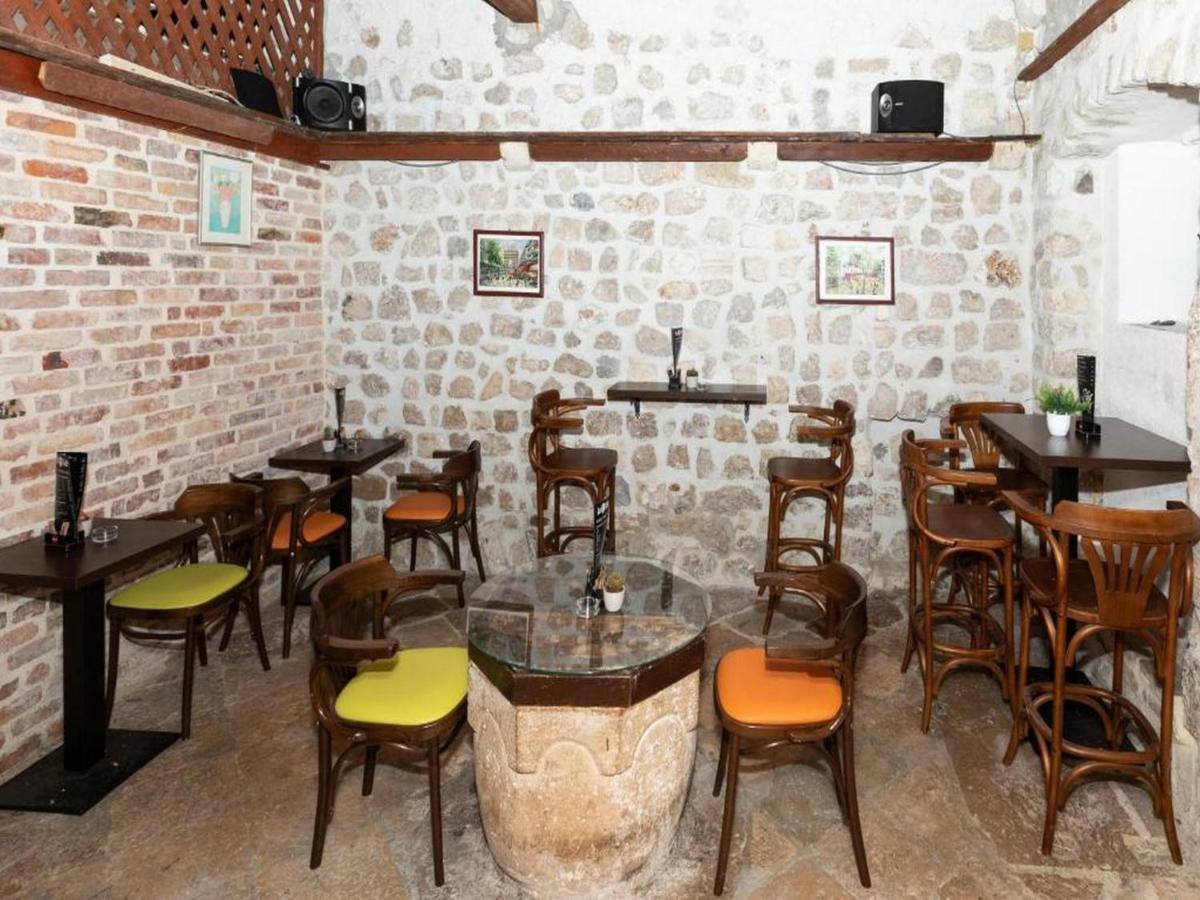 Hostel Lav & Cafe *